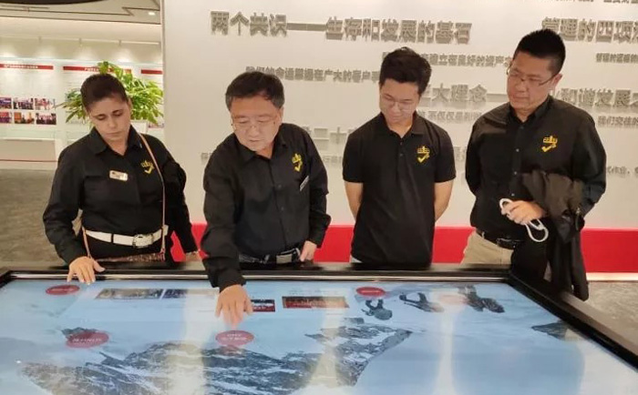 IPAF總部一行了解宏信建發(fā)發(fā)展歷史